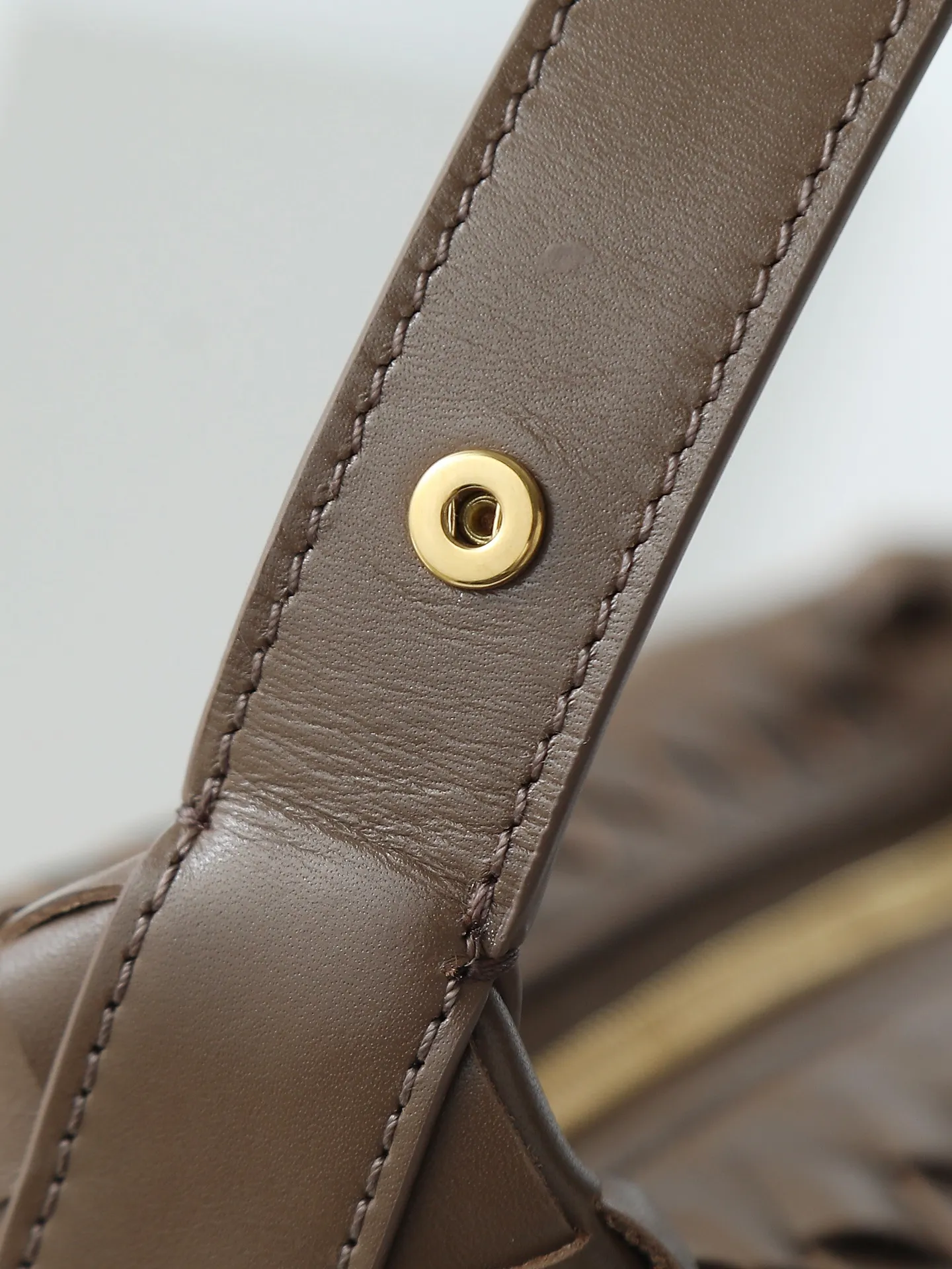 Batch 1620. A lunch bag that is predicted to be popular again this year. The entire bag is made of top-grade naa lambskin. It is very soft and lightweight. It also uses the intrecciato weaving process that the two founders spent several months developing from the beginning of the brand. It is completely hand-woven by Italian craftsmen. It perfectly reflects the craftsmanship of Bottega. The entire bag shape is also a very practical and popular lunch box bag shape. The slightly curved arc of the bag mouth can also better fit our wrists. Style number: 754443 Size: 22*13*9